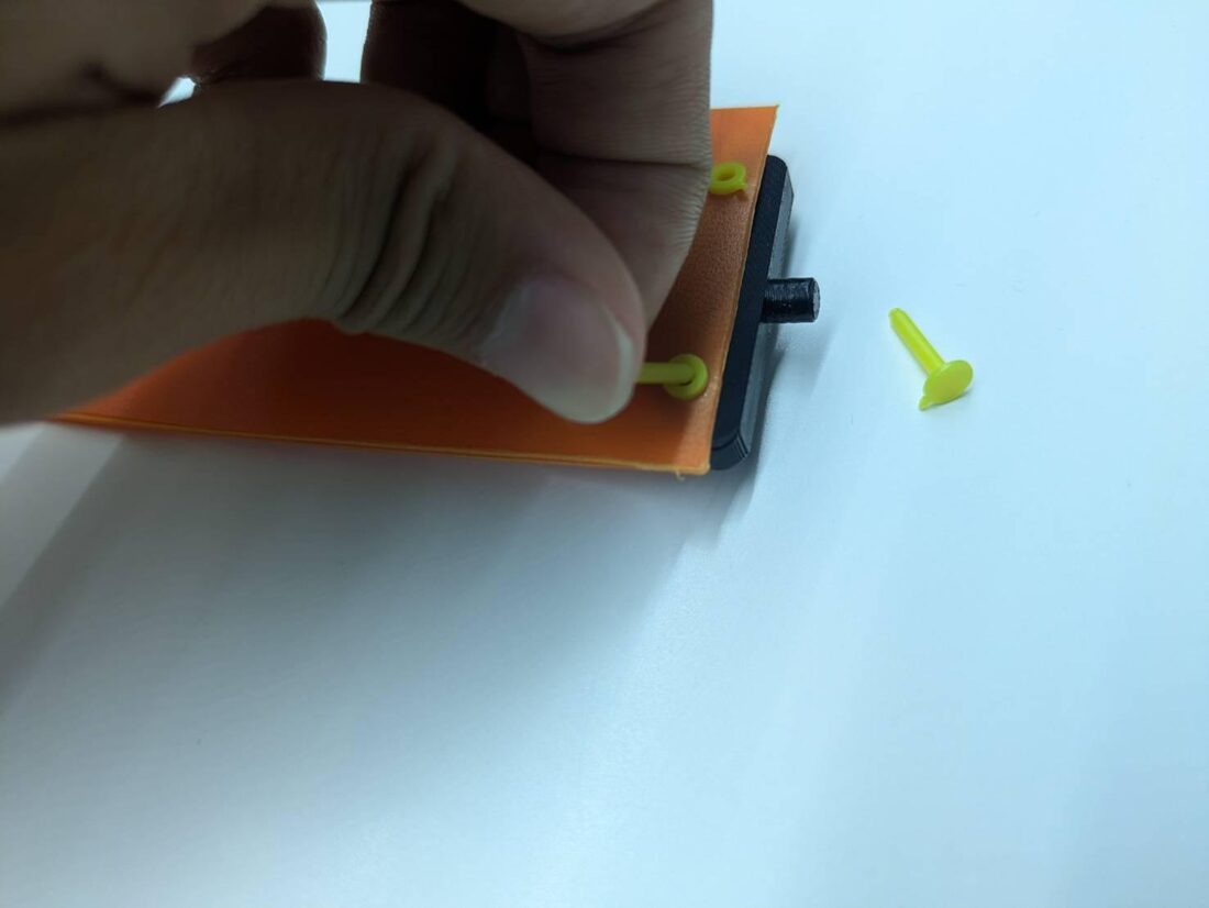 プッシュリベットを指でおしこんでいるところ