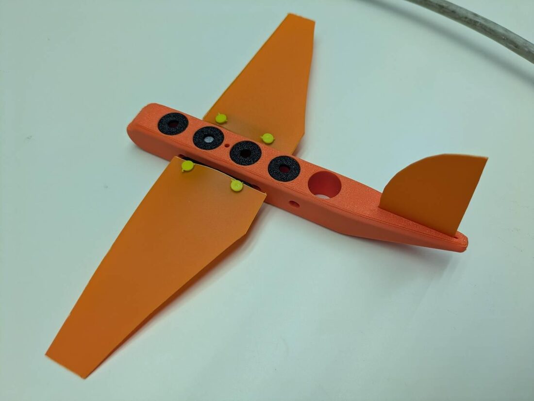 どうたいのうしろのみぞに、びよくを立ててさしこんだところ