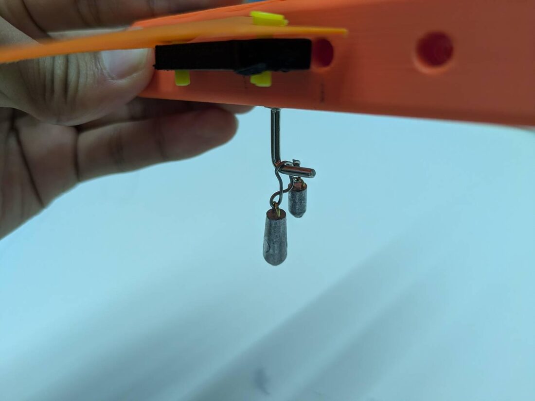 金具の先からおもりの輪をかけたところ